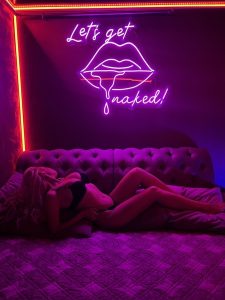 Ehrgeizige escort dame